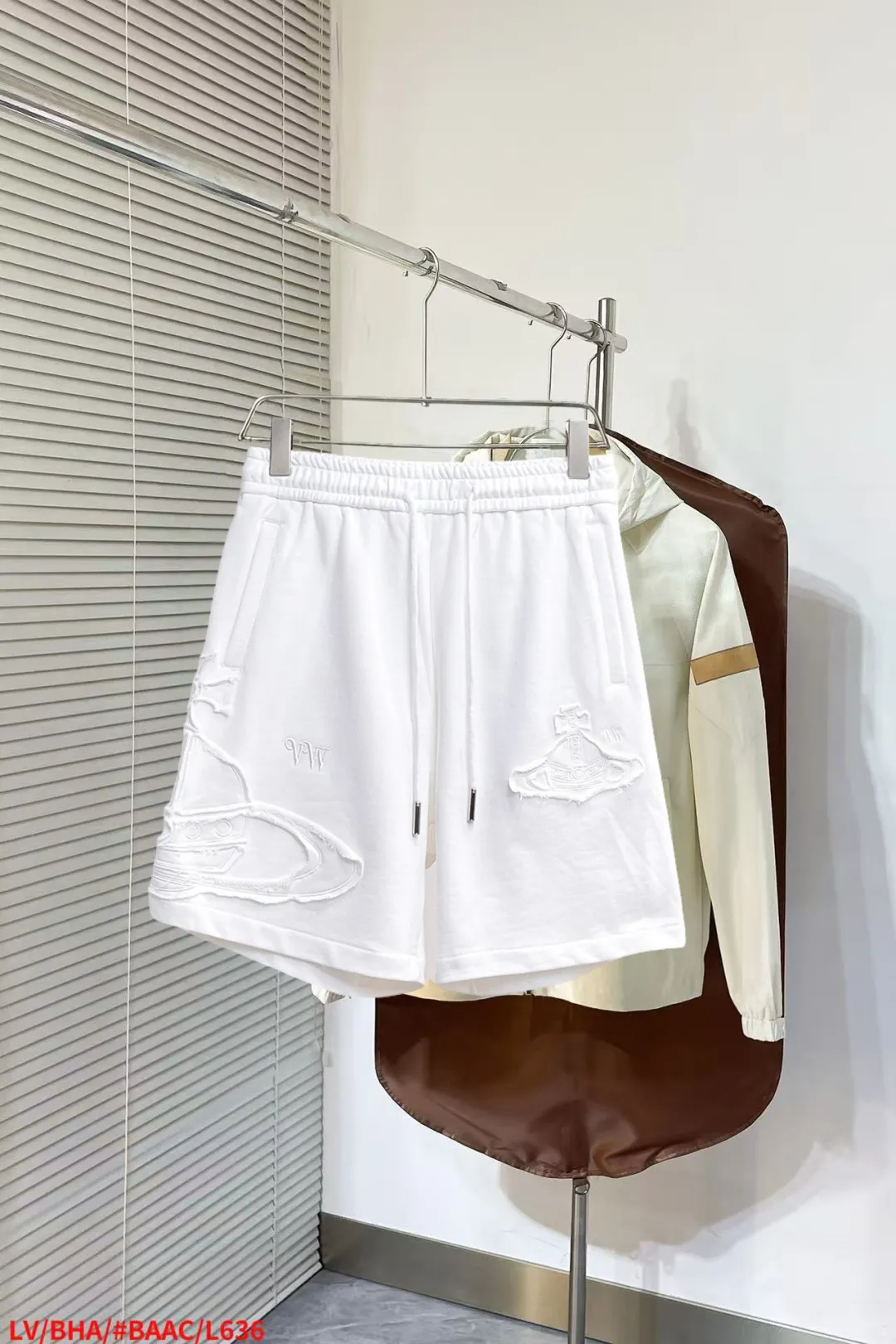 The Queen Mother's three-standard complete 2026 summer New Arrival men's casual shorts, advanced custom-made fabric Breathable fabric, Breathable elasticity and comfort, impeccable details, top-grade accessories, original logo design concept, delicate and soft feel! The upper body fit is awesome! Size: M-XXXL Please state your height and weight when ordering